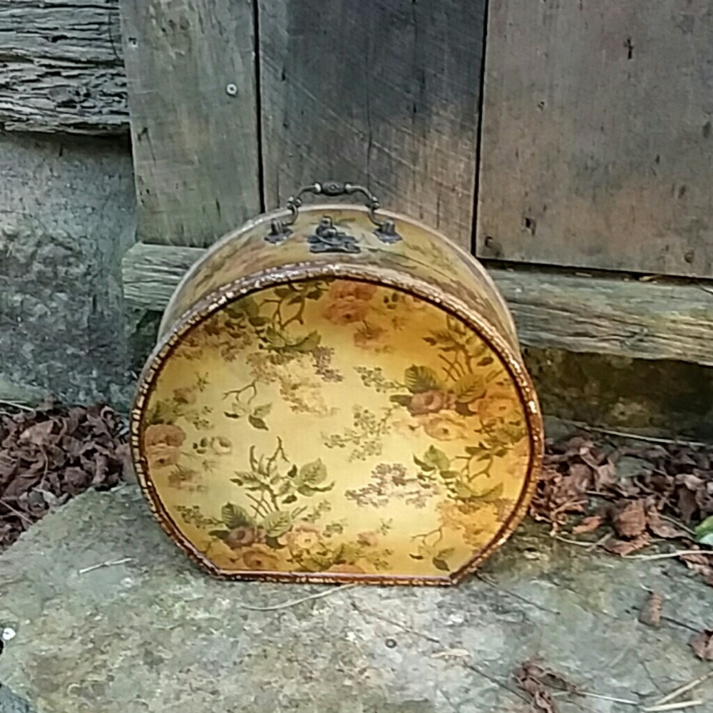 Gorgeous vintage box.